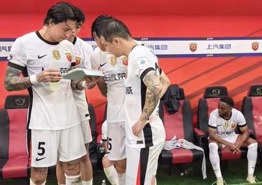 非凡体育-降薪潮冲击中超联赛球员团结抗争维护权益